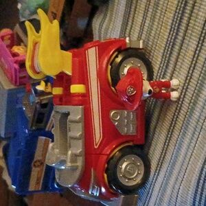 Super Paws Marshall’s Powered Up Fire Truck Transforming